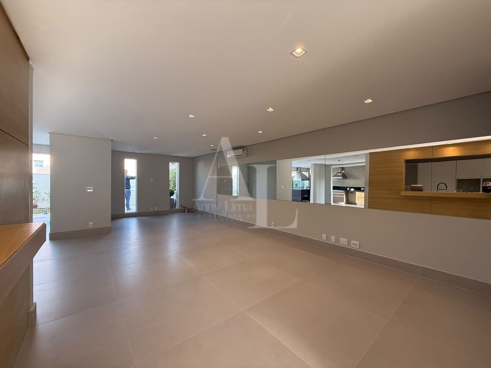 Sala ampla com porcelanato da casa no Tamboré 07