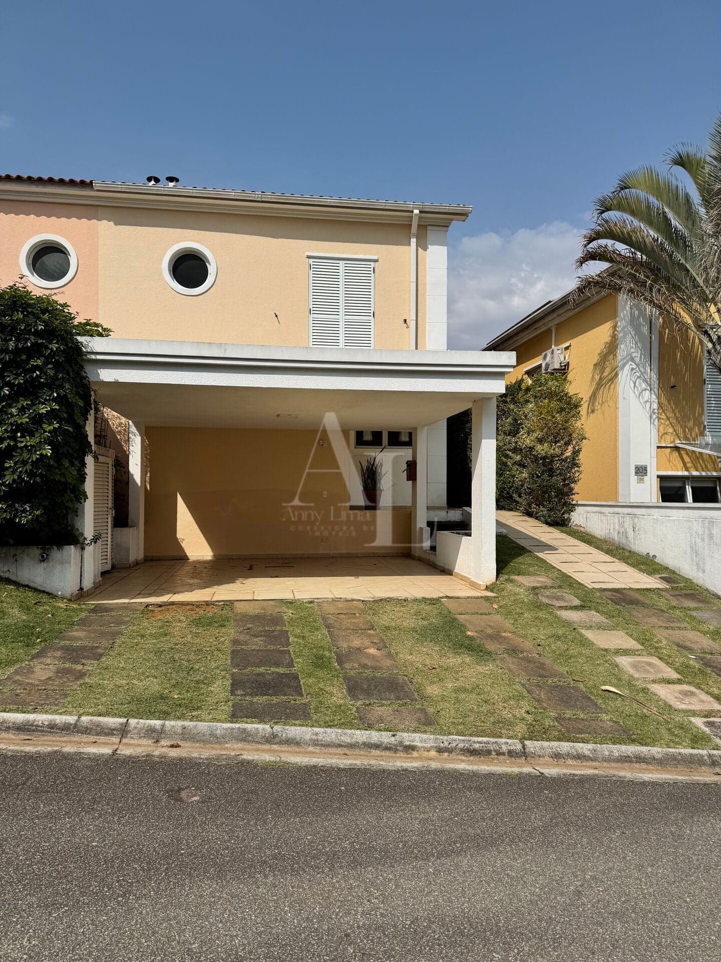 Fachada da casa em condomínio no Tamboré 4